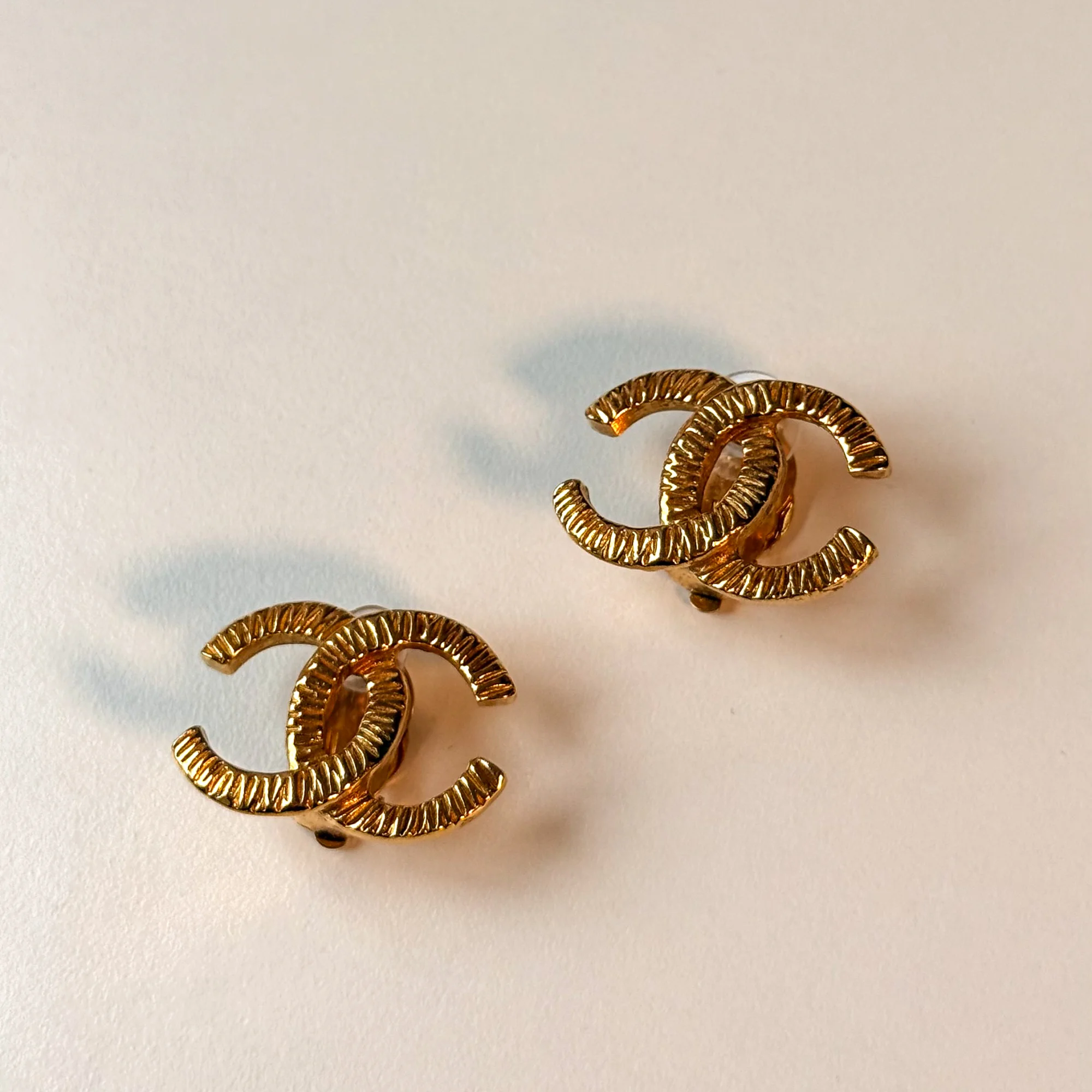 Chanel Vintage Hammered CC Logo Earrings Gold-Plated - Image 2