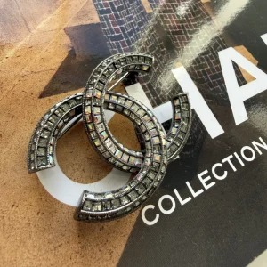Chanel CC brooch ruthenium and crystals (2015)