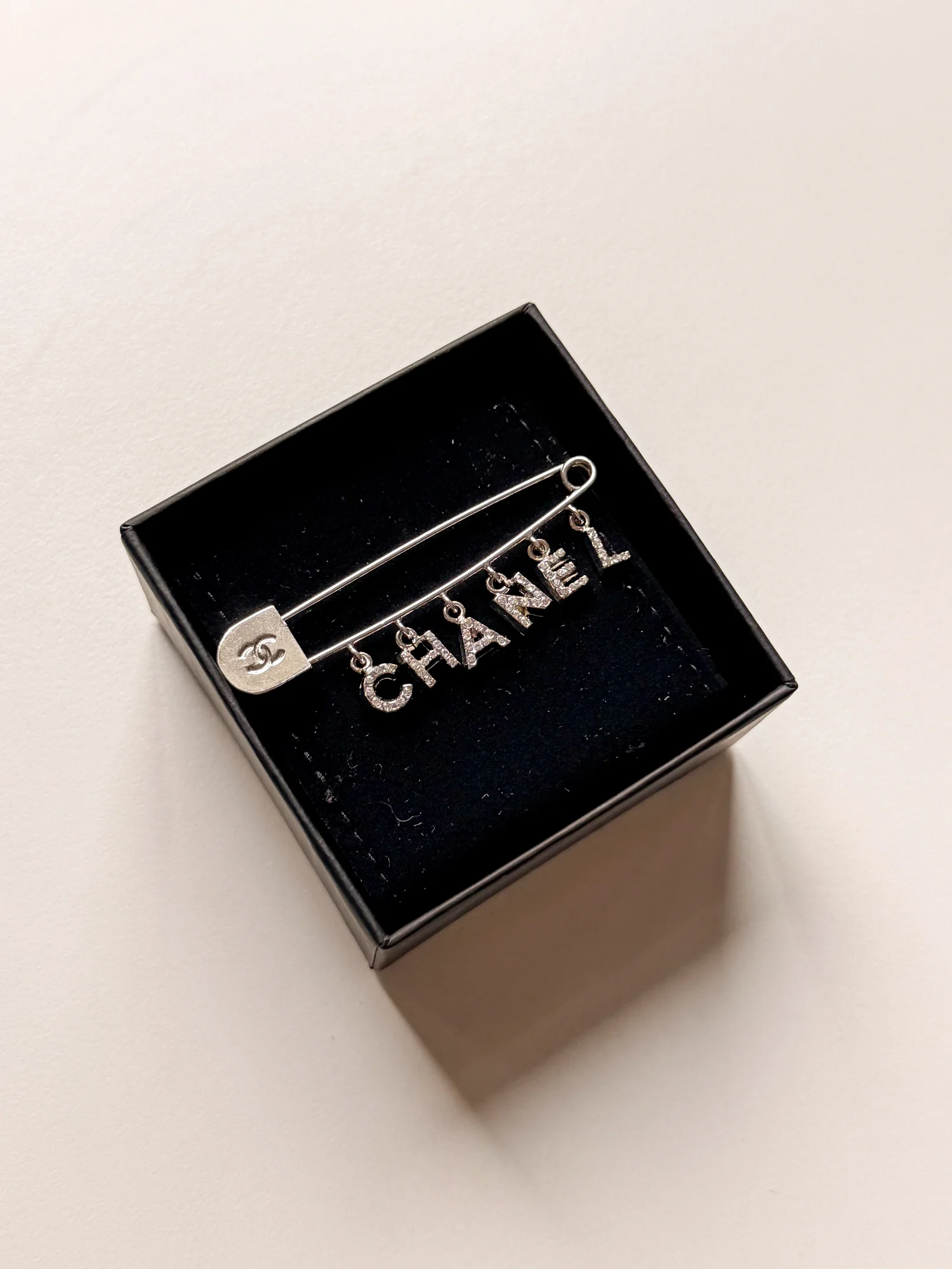 Chanel Vintage CC Letter Strass Brooch Silver-Plated (2001) - Image 2